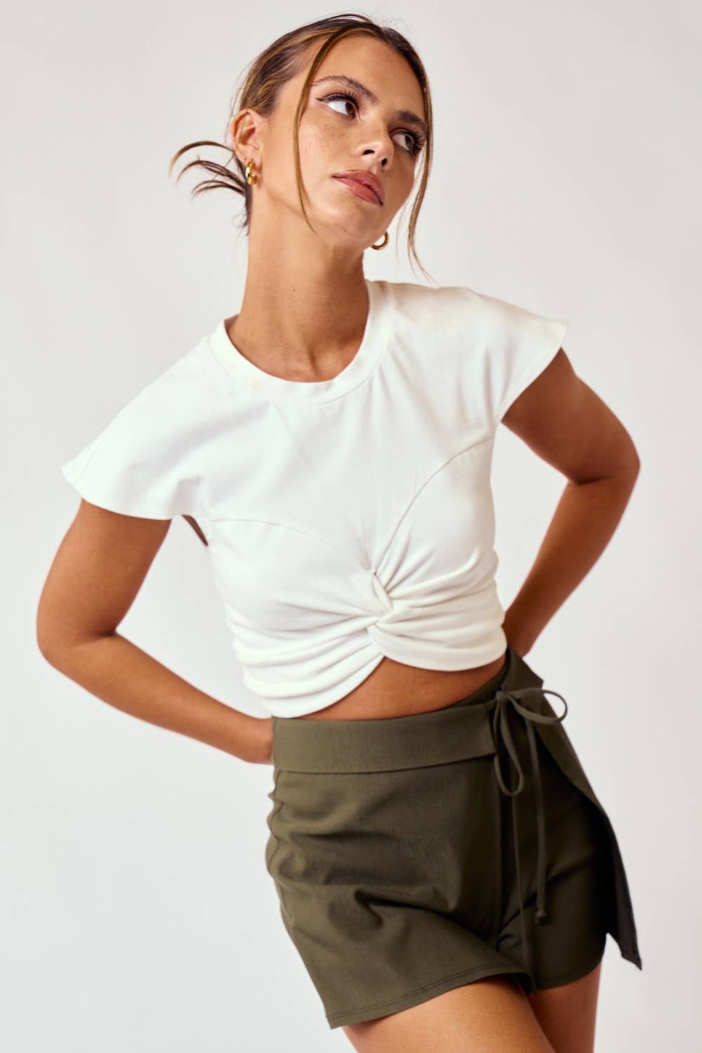 SHORT SLEEVE FRONT TWIST CROP TOP